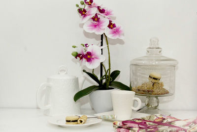 Close-up of flowers in vase on table