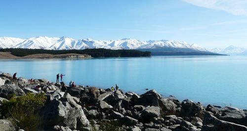 Lake pukaki against snowcapped mountain