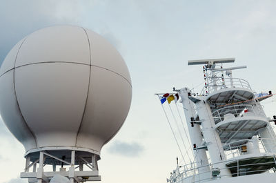 Control navigation radar set of antennas cruise ship.