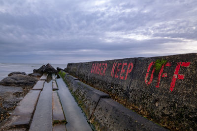 Road leading towards sea against sky