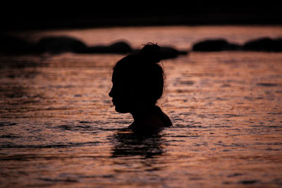 Silhouette woman swimming in sea