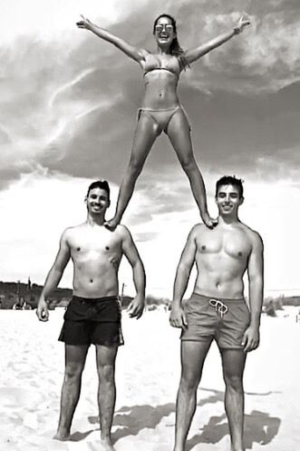 FULL LENGTH OF YOUNG MAN STANDING ON BEACH