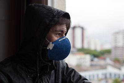 Man wearing pollution mask