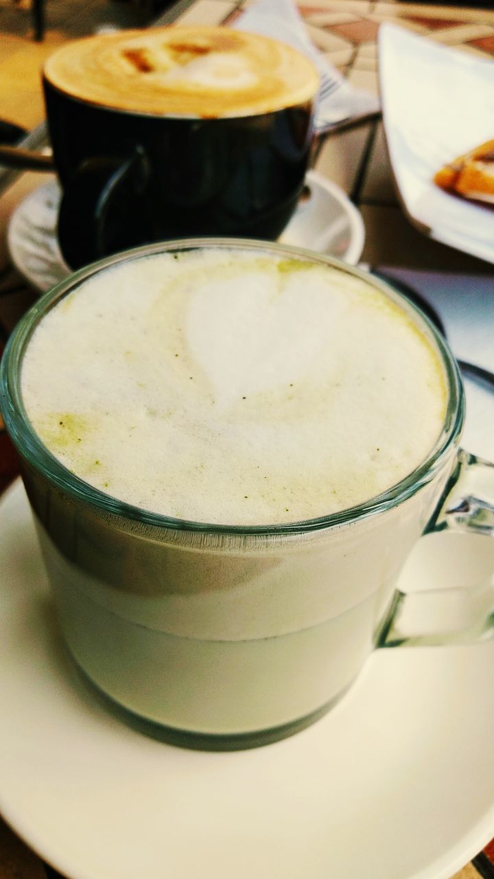 HIGH ANGLE VIEW OF COFFEE IN CUP ON TABLE