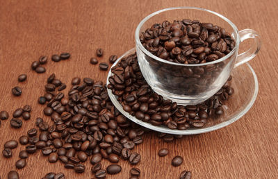 Close-up of roasted coffee beans in bowls on jute