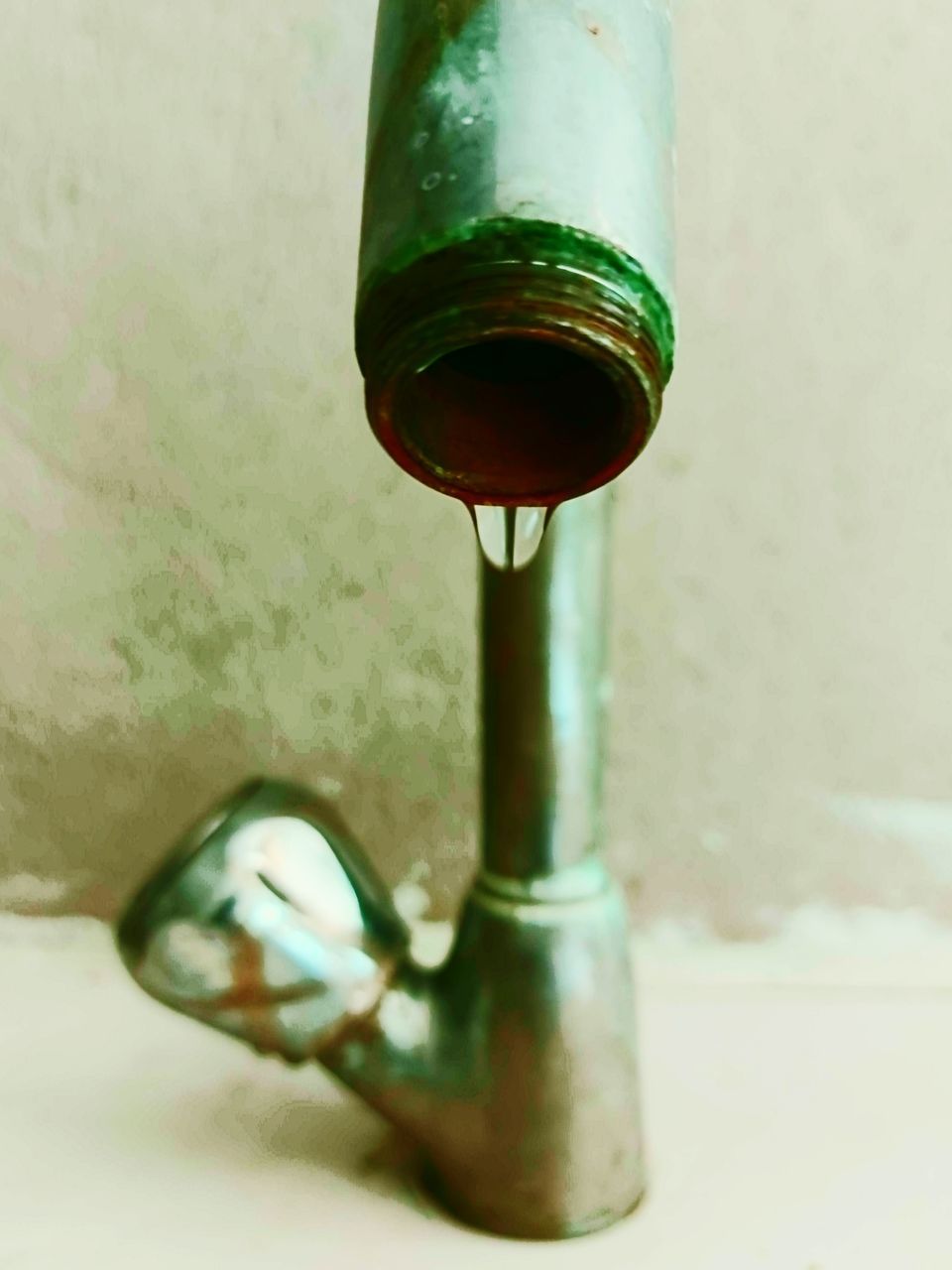 CLOSE-UP OF WATER DROP ON GLASS