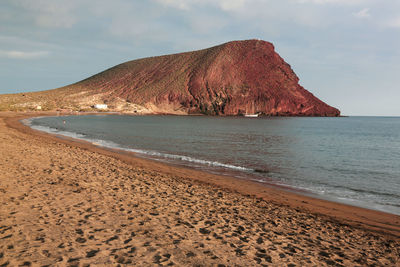 Playa de la tejita, montaña roja