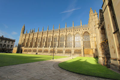 View of a beautiful architecture of king's college of the university of cambridge in england . 