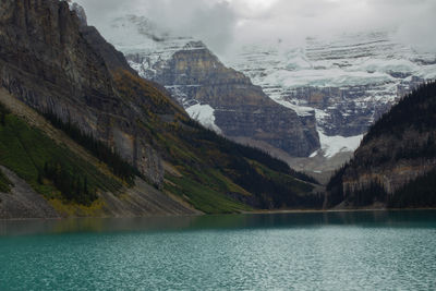 Lake louise mountain lake panorama on a cloudy day in banff national park, alberta, canada