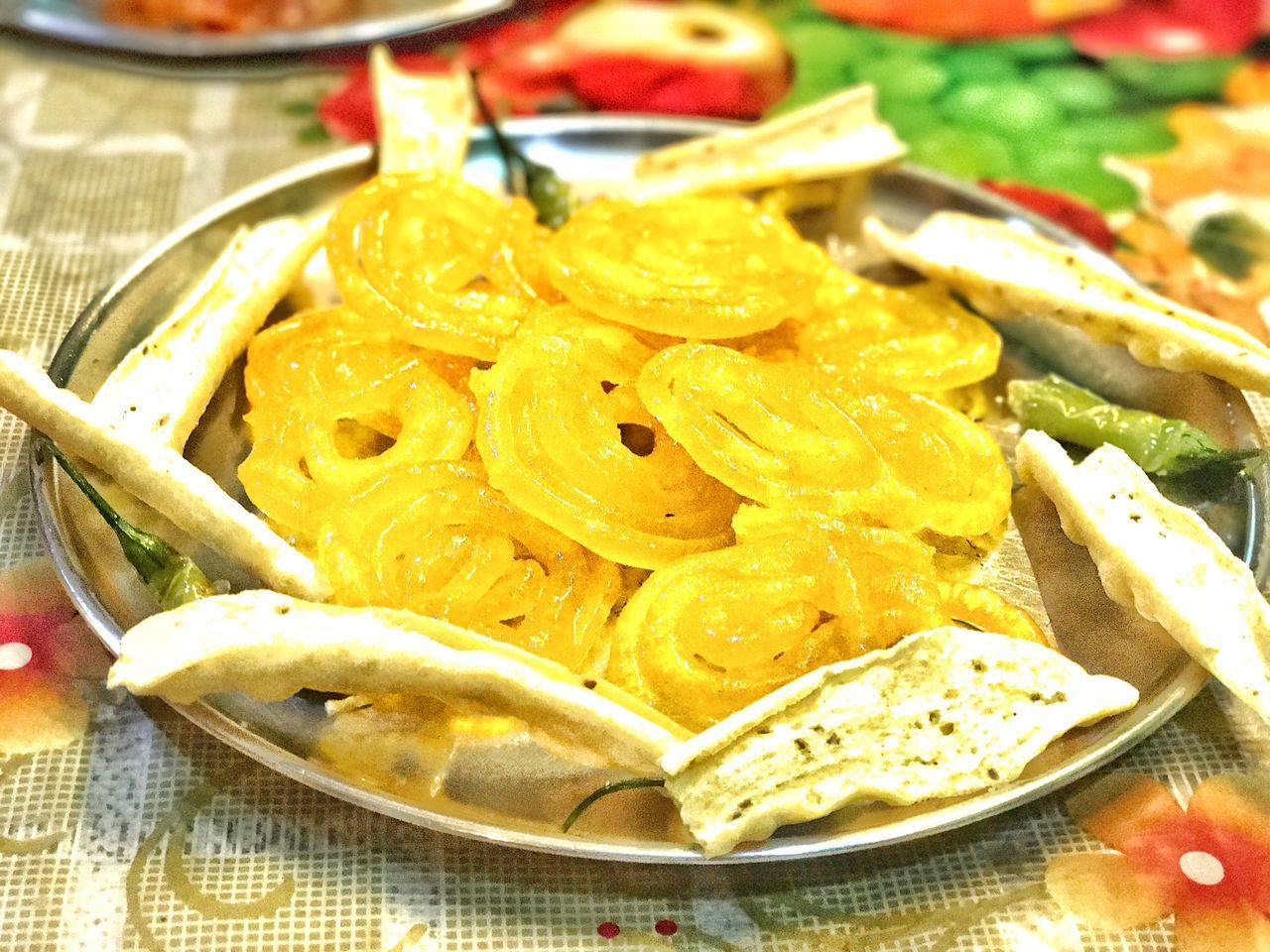 CLOSE-UP OF FOOD IN TRAY