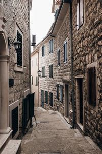 Narrow alley amidst buildings in city