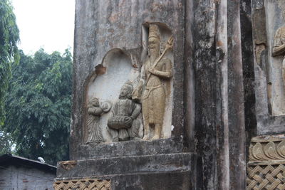 Statue of statues in temple