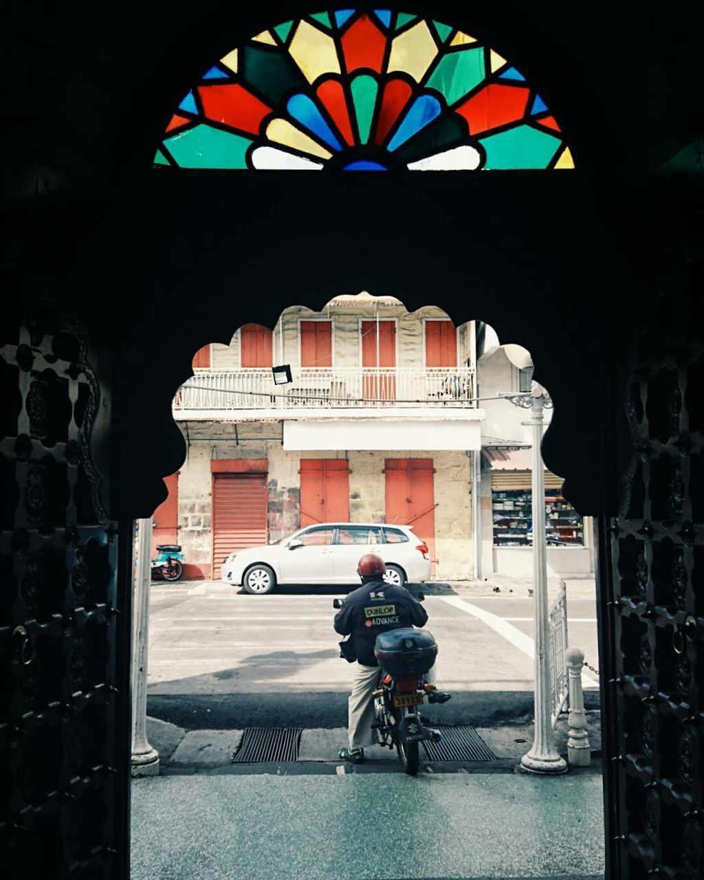 STATUE IN CITY