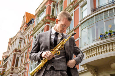 Saxophonist alexander prill with his instrument