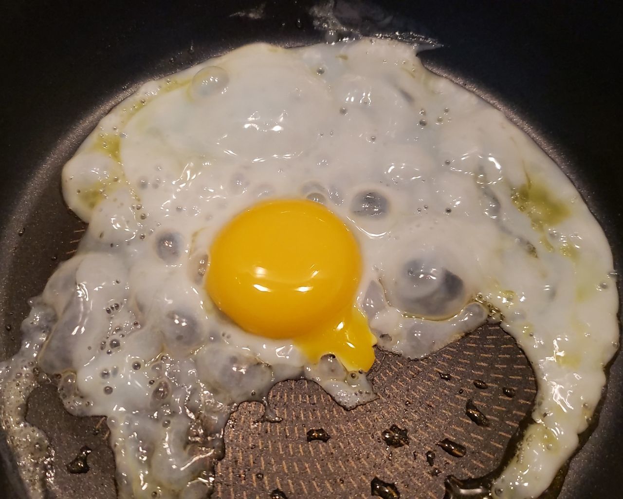 HIGH ANGLE VIEW OF BREAKFAST IN PAN