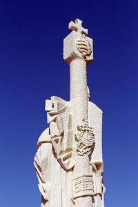 statue