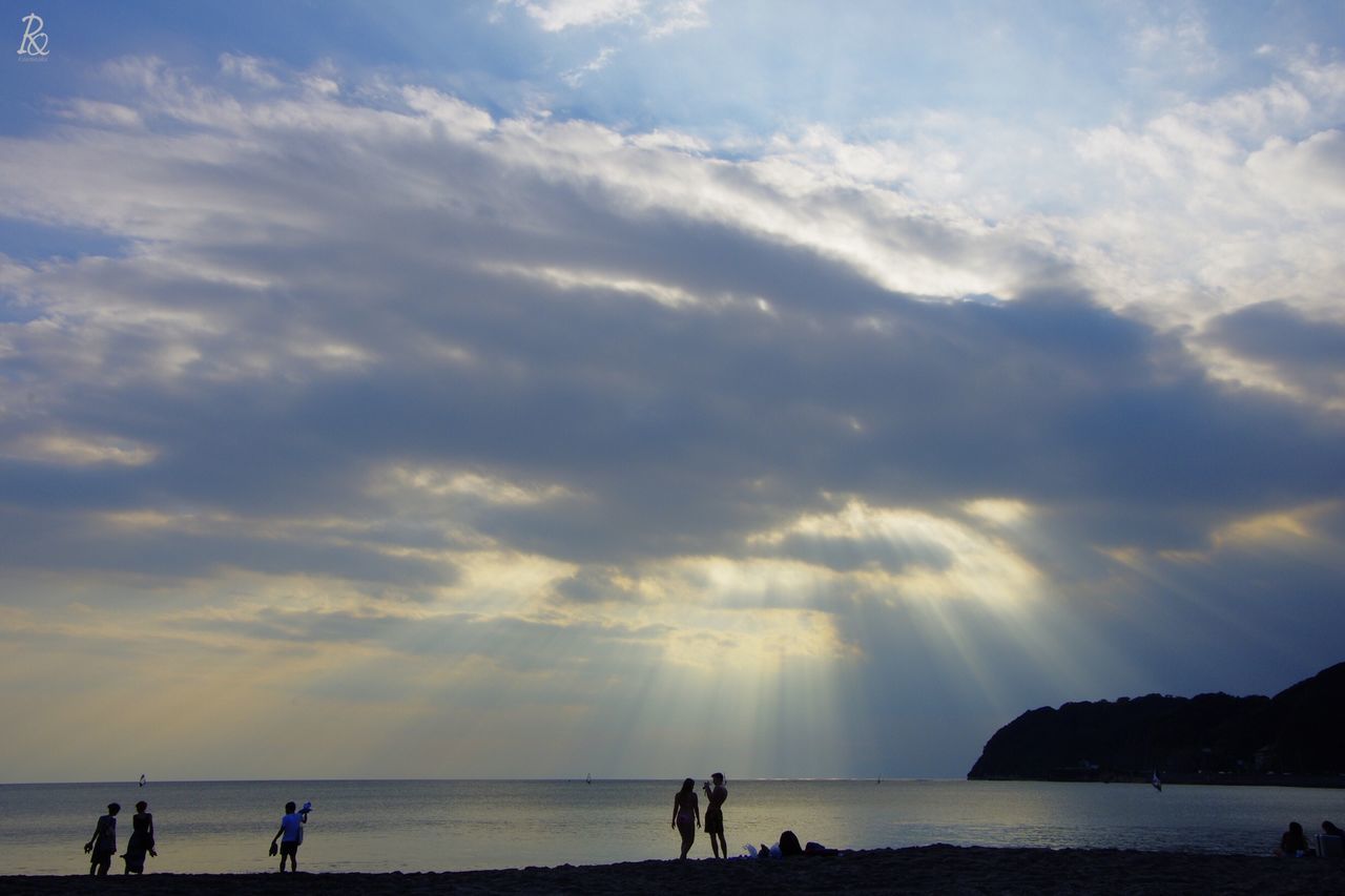 sea, water, sky, beach, horizon over water, sun, sunset, scenics, silhouette, cloud - sky, beauty in nature, shore, tranquil scene, leisure activity, sunbeam, tranquility, nature, lifestyles, sunlight