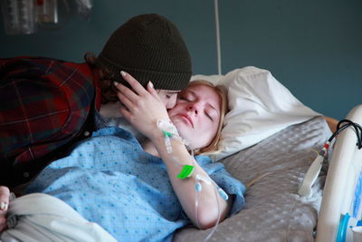 Man kissing  woman in hospital