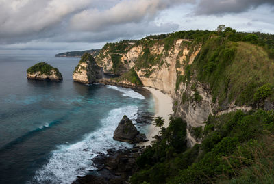 Scenic coastline of diamond beach in nusa penida island, indonesia