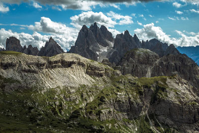 Cadini di misurina dolomite mountain path, trentino, italy