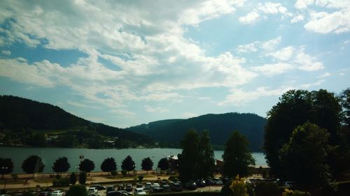 Panoramic view of lake and mountains against sky