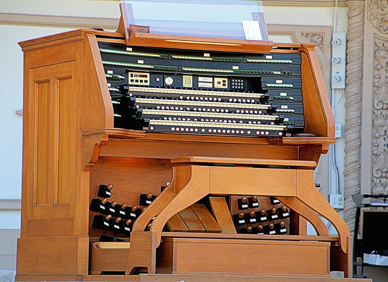 Organ, organist, organ concert, organ pipes, venue, pavillion, pavilion, Balboa Park, San Diego, California,