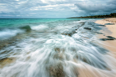 Amazing motion blur ocean waves. beautiful low-exposure water nature.