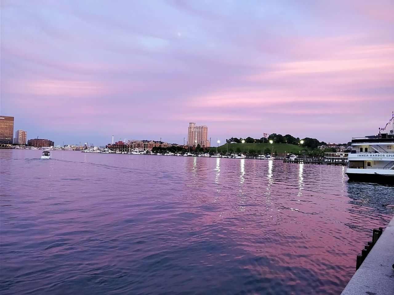 SCENIC VIEW OF RIVER BY BUILDINGS AGAINST SKY