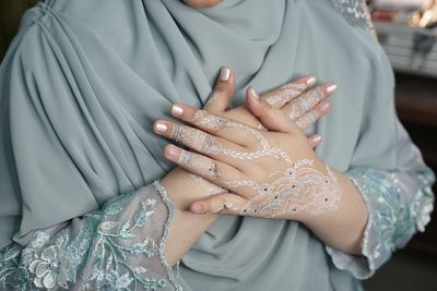Close-up midsection of woman with design on hands