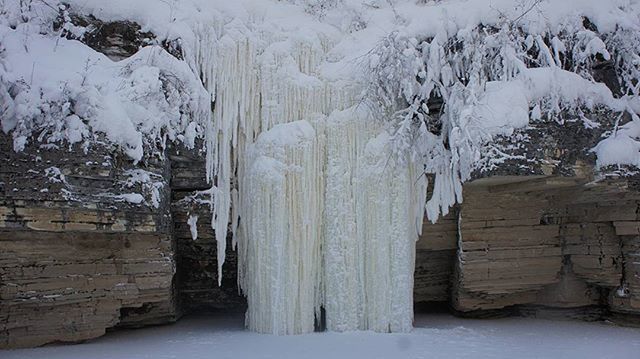 Замерзшийводопад