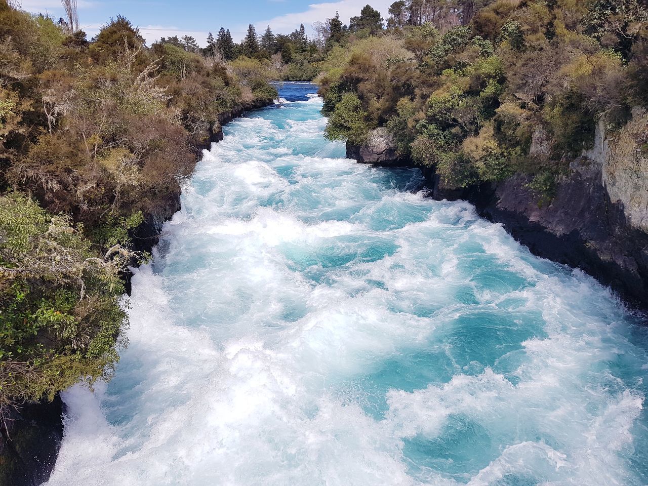 HIGH ANGLE VIEW OF FLOWING WATER