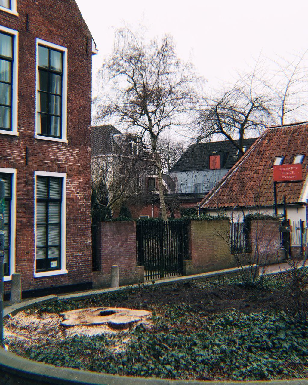 HOUSES AND TREES AGAINST BUILDING