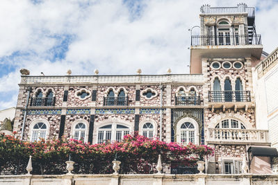 Chafariz d' el rei palace in alfama district of lisbon with blooming red flowers on balcony