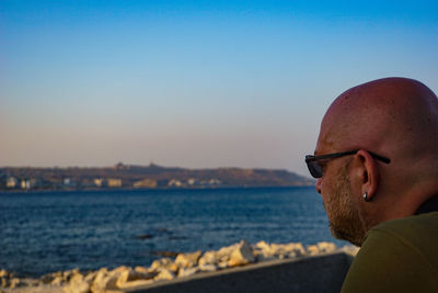 Portrait of man wearing sunglasses against clear sky