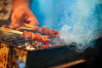 The process of burning savory beef satay with spicy seasoning on the burning coals.