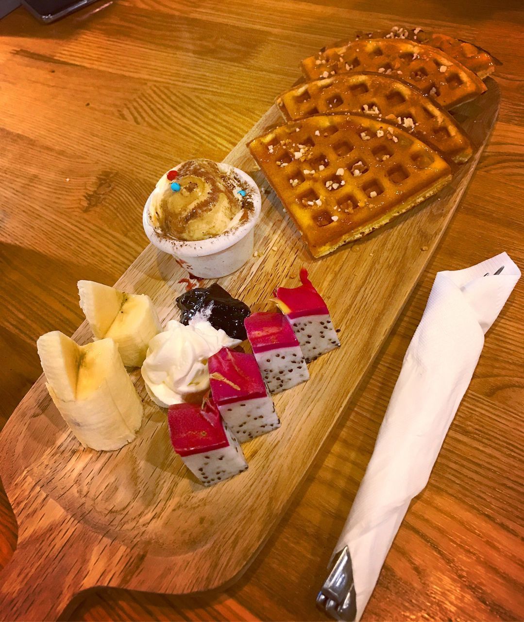 HIGH ANGLE VIEW OF CAKE AND TABLE ON WOODEN FLOOR