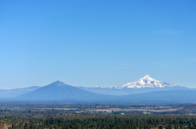 Scenic view of mt jefferson against blue sky