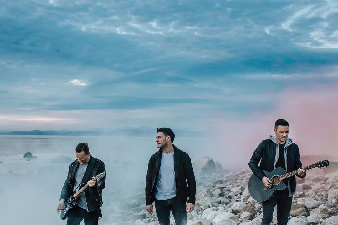 sky, young men, cloud - sky, men, leisure activity, real people, young adult, lifestyles, front view, sea, casual clothing, musical instrument, standing, nature, people, togetherness, guitar, string instrument, friendship, outdoors