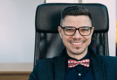 Portrait of smiling man wearing eyeglasses