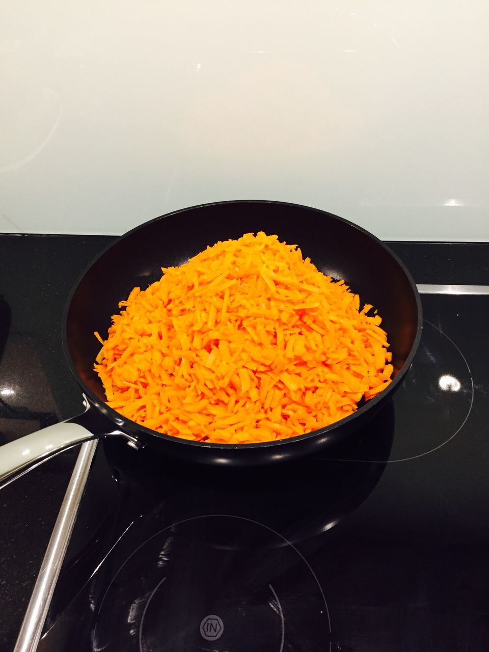 CLOSE-UP OF FOOD IN KITCHEN