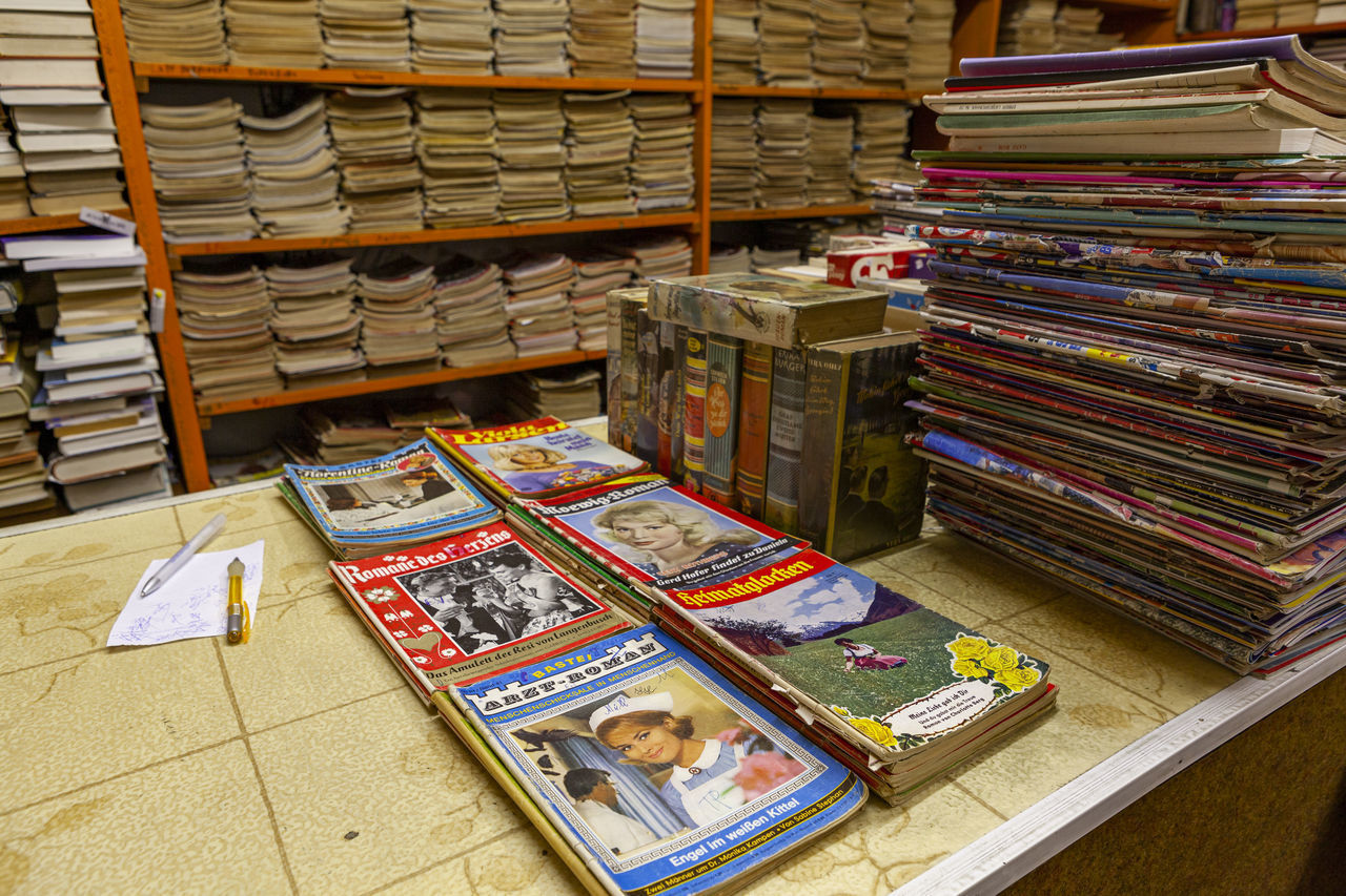 HIGH ANGLE VIEW OF BOOKS ON SHELF IN STORE