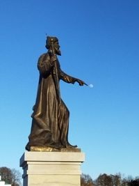statue