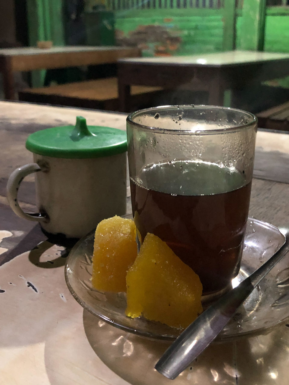 CLOSE-UP OF DRINK IN GLASS