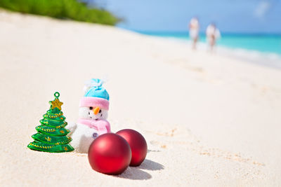 Snowman on the sandy sea beach. holiday christmas concept