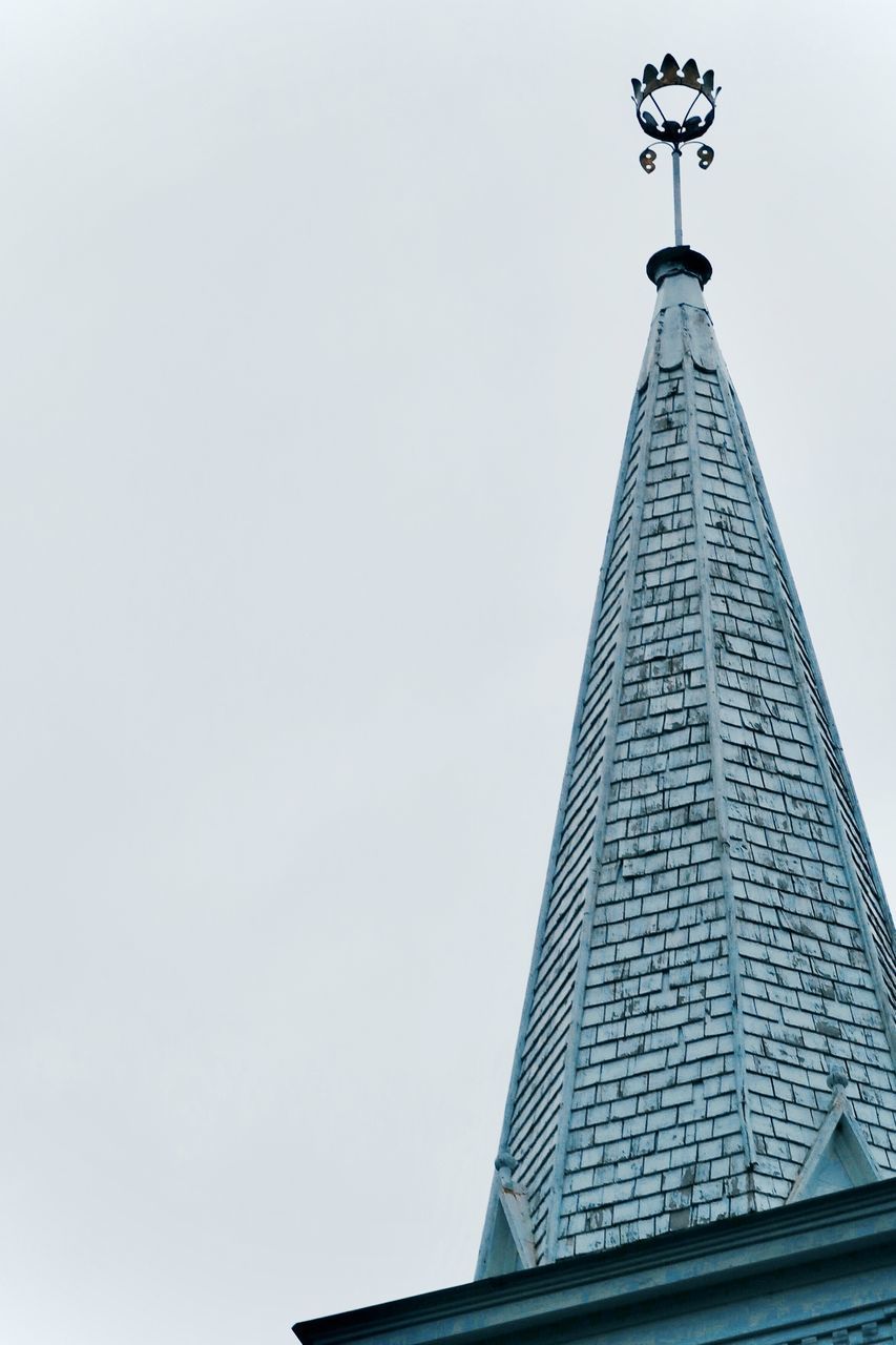 LOW ANGLE VIEW OF BUILDINGS AGAINST SKY