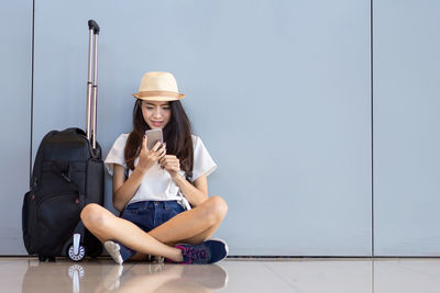 Portrait of young woman sitting on floor