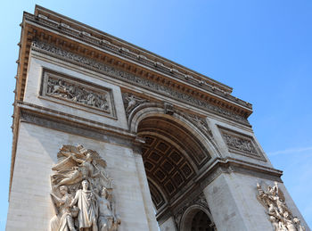 Arc de triomphe also called triumphal arch with the statues of the triumph of 1810 with napoleon 