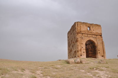 Old ruin building against sky