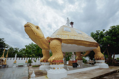 Statue against sky