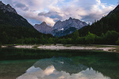 A great view of lake jasna with mountains behind.